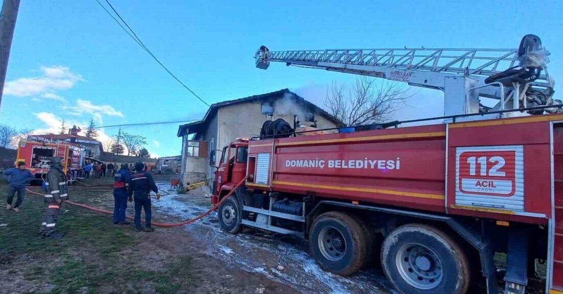 Kütahya’nın Domaniç ilçesinde iftara kısa süre kala bir evin çatısında