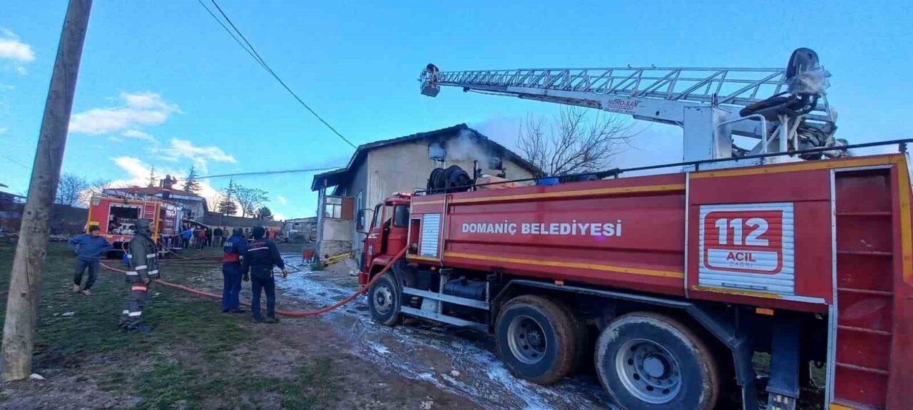 Kütahya’nın Domaniç ilçesinde iftara kısa süre kala bir evin çatısında