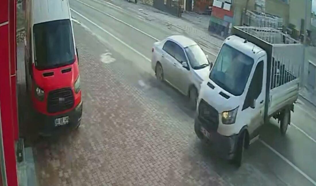 Aksaray’da seyir halindeki otomobil, karşı yönden gelen ve önüne doğru