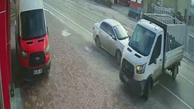 Aksaray’da seyir halindeki otomobil, karşı yönden gelen ve önüne doğru