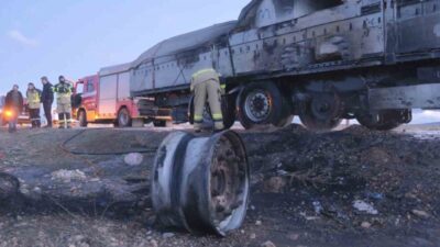 Karaman’da seyir halindeki mermer yüklü tırın dorsesinde çıkan yangın, köylülerin