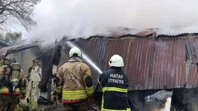 Hatay’ın Dörtyol ilçesinde evde çıkan yangın, itfaiye ekiplerinin müdahalesiyle söndürüldü.