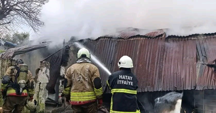 Hatay’ın Dörtyol ilçesinde evde çıkan yangın, itfaiye ekiplerinin müdahalesiyle söndürüldü.
