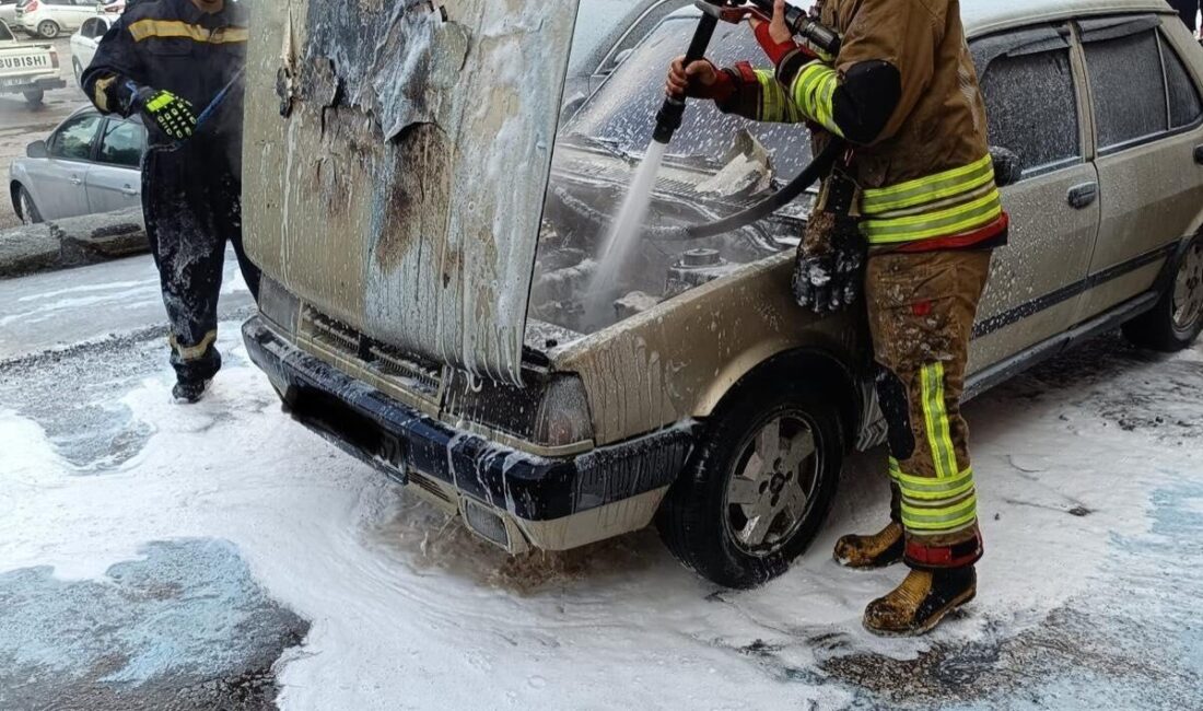 Hatay’da motor kısmı alevlere teslim olan TOFAŞ marka otomobilin motor