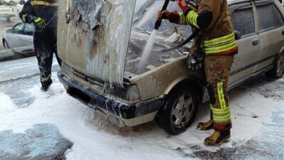 Hatay’da motor kısmı alevlere teslim olan TOFAŞ marka otomobilin motor