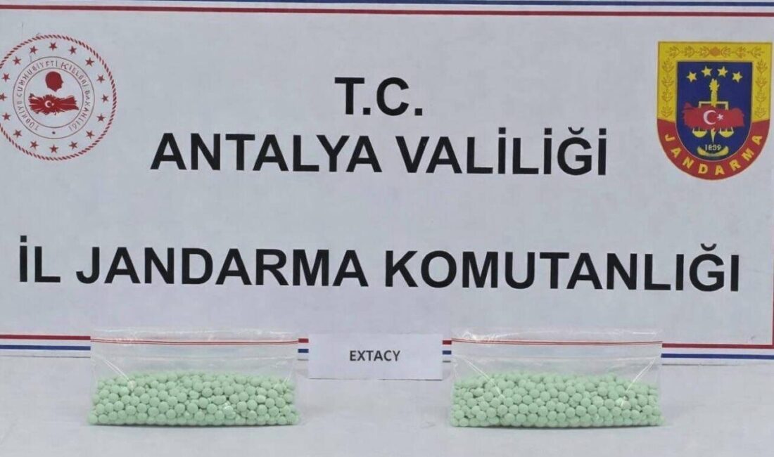 Antalya’da jandarma tarafından düzenlenen operasyonda bin 104 adet uyuşturucu hap