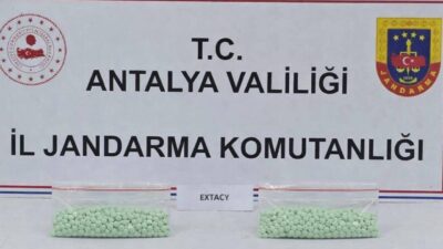 Antalya’da jandarma tarafından düzenlenen operasyonda bin 104 adet uyuşturucu hap