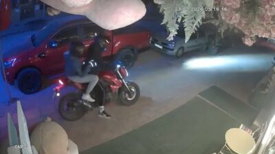 Antalya’nın Alanya ilçesinde motosikletli iki kişi, çiçekçi dükkanının önünde bulunan