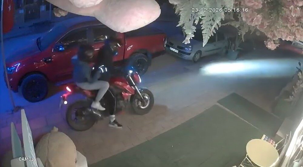 Antalya’nın Alanya ilçesinde motosikletli iki kişi, çiçekçi dükkanının önünde bulunan