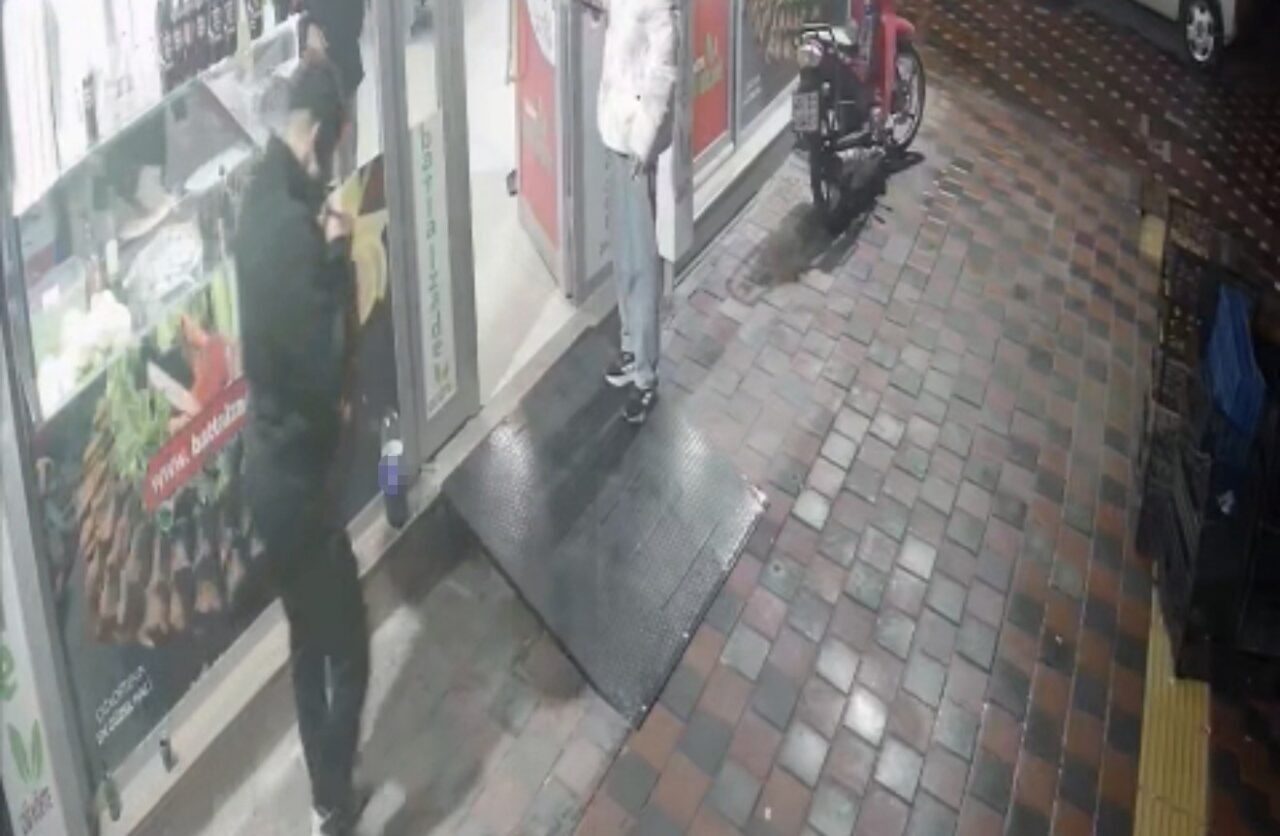 Manisa’nın Turgutlu ilçesinde bir kişinin, bir iş yerinin önünde bulunan