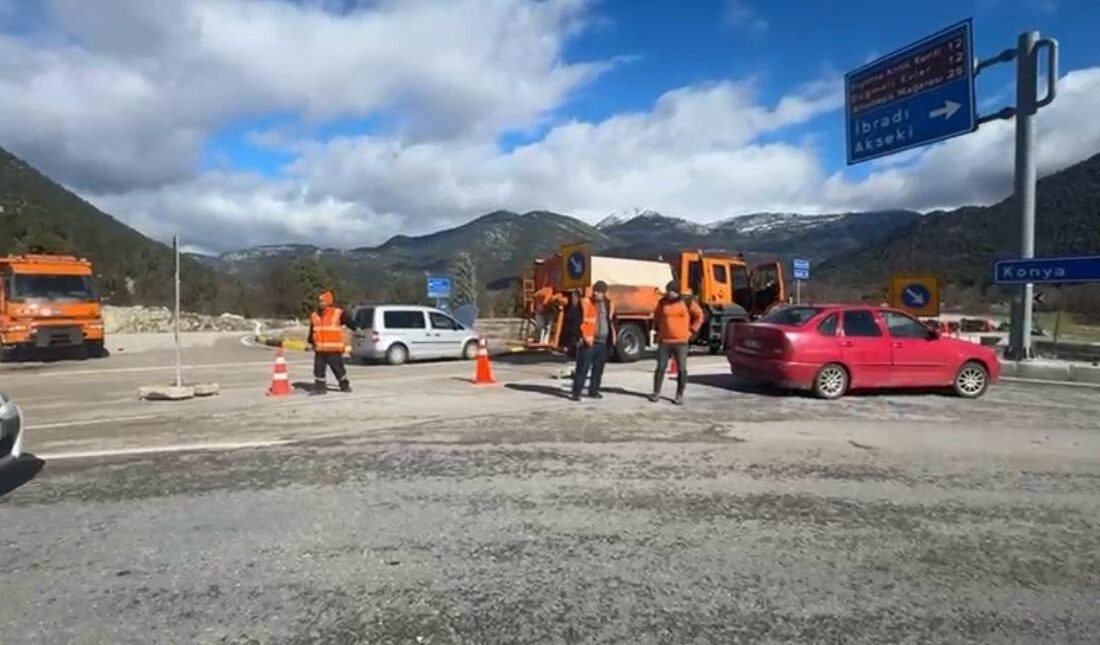 Günlerdir Antalya ve çevresinde etkili olan sağanak yağışlar, ulaşımı olumsuz