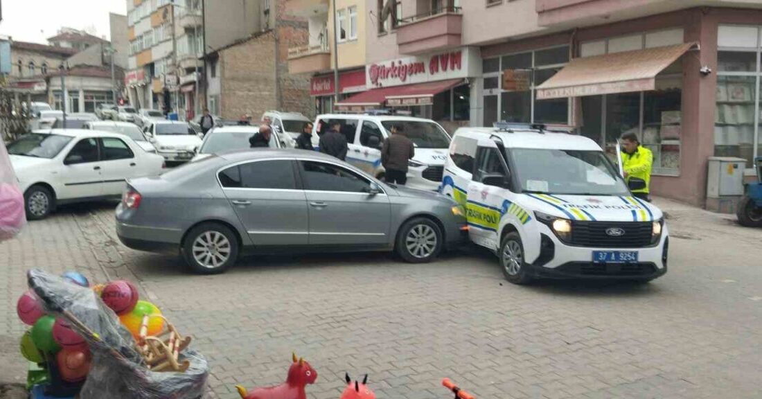 Kastamonu’nun Taşköprü ilçesinde polisin “dur” ihtarına uymayan sürücü kaçan otomobil,