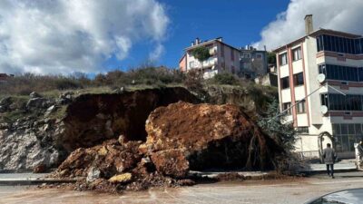 Balıkesir’in Dursunbey ilçesinde dev kaya parçası kaldırım üzerine düştü, o