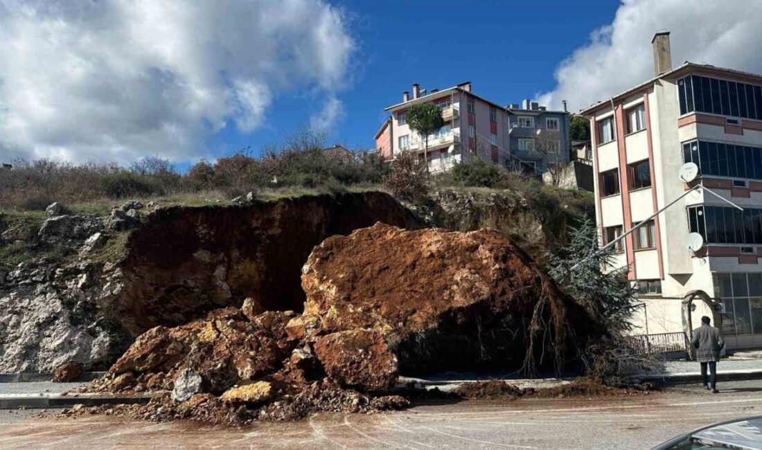 Balıkesir’in Dursunbey ilçesinde dev kaya parçası topraktan ayrılarak yaya kaldırımı