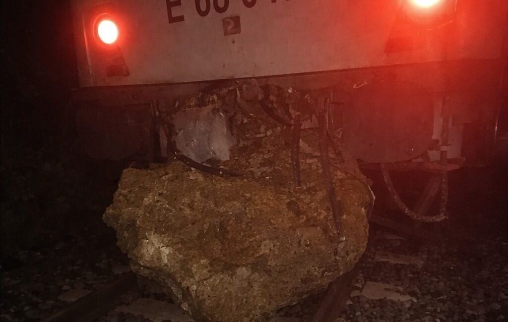 Balıkesir’in Savaştepe ilçesinde seyir halindeki yolcu treni, düşen kaya nedeniyle