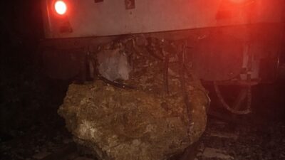 Balıkesir’in Savaştepe ilçesinde seyir halindeki yolcu treni, düşen kaya nedeniyle