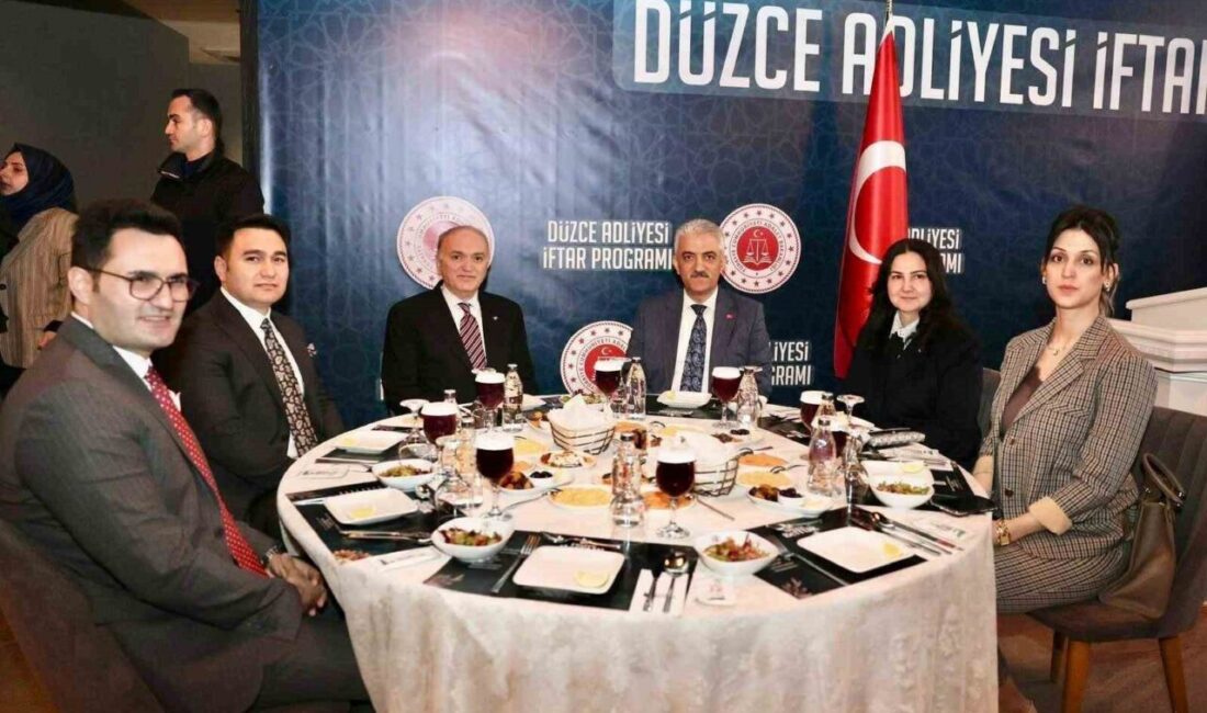 Düzce Adliyesi tarafından düzenlenen geleneksel iftar programı, geniş katılımla gerçekleştirildi.