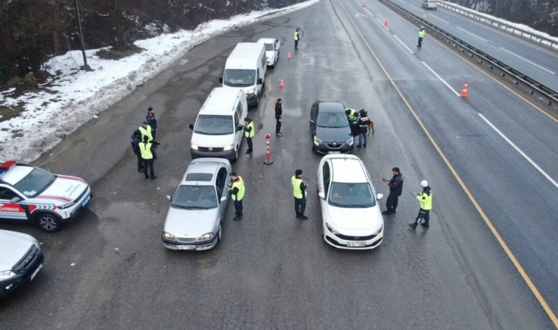 DÜZCE(İHA) – Düzce’de trafik denetimi yapan polis ve jandarma ekipleri