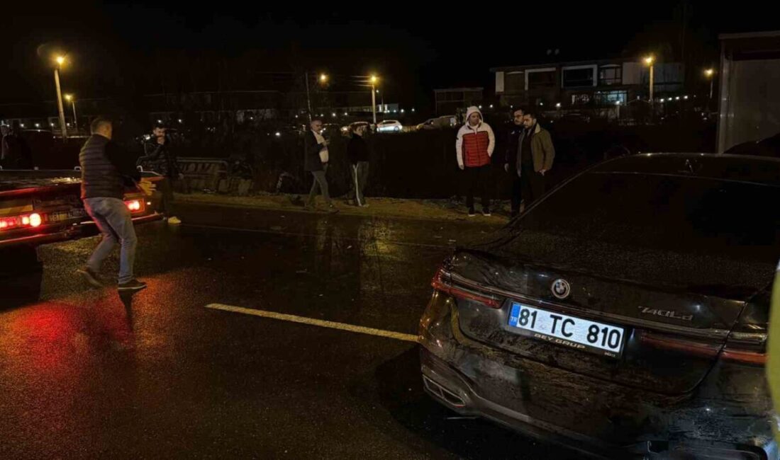 Düzce’de halk otobüsü ile otomobilin çarpıştığı kazada 5 kişi yaralandı.