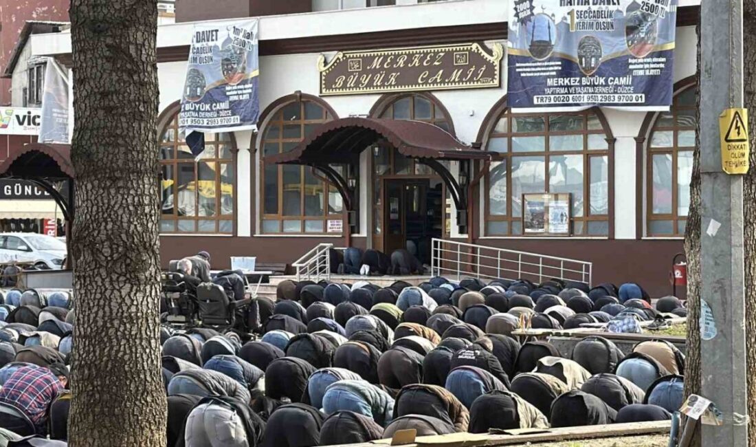 Düzce’de vatandaşlar, Ramazan ayının ilk cuma namazını eda etmek için