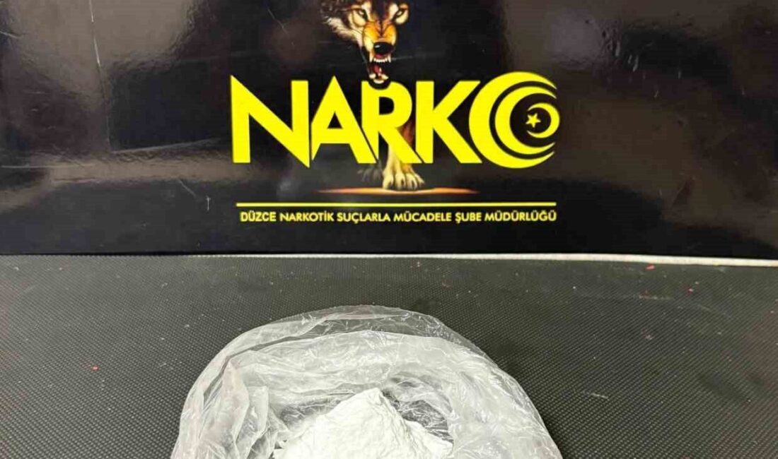 İstanbul’dan gelerek Düzce’de uyuşturucu satmaya çalışan 2 zehir taciri, suçüstü