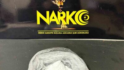 İstanbul’dan gelerek Düzce’de uyuşturucu satmaya çalışan 2 zehir taciri, suçüstü