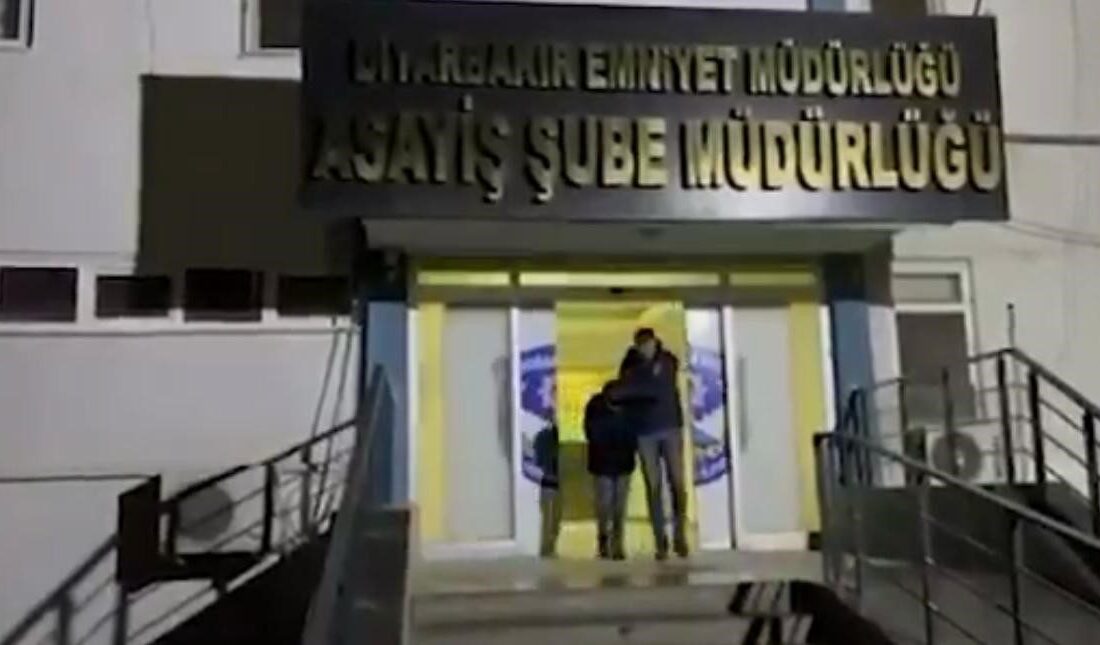 Diyarbakır’ın merkez Kayapınar ilçesinde eczane kurşunlayan şahıs tutuklandı. Diyarbakır Valisi
