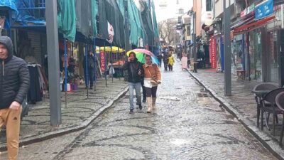 Edirne’de beklenen yağış akşam saatleri itibarıyla etkisini göstermeye başladı. Meteorolojinin