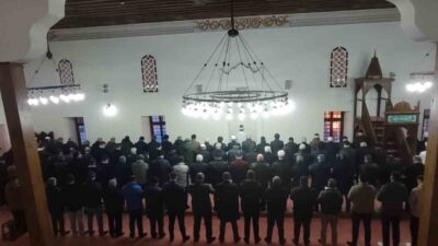 Edirne’de Berat Kandili’nde vatandaşlar camilere akın etti. Restorasyon çalışmaları tamamlanan