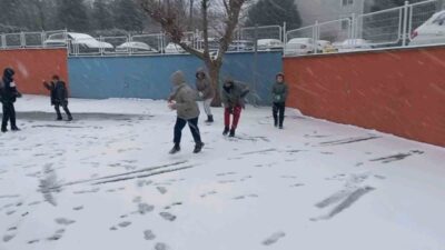 Edirne’de sabah saatlerinden itibaren etkili olan kar yağışı, tatil sonrası