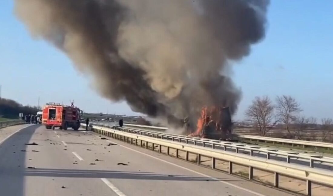 Edirne’nin Havsa ilçesinde seyir halindeki domates yüklü tırda çıkan yangın