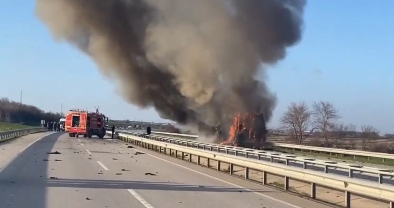Edirne’nin Havsa ilçesinde seyir halindeki domates yüklü tırda çıkan yangın