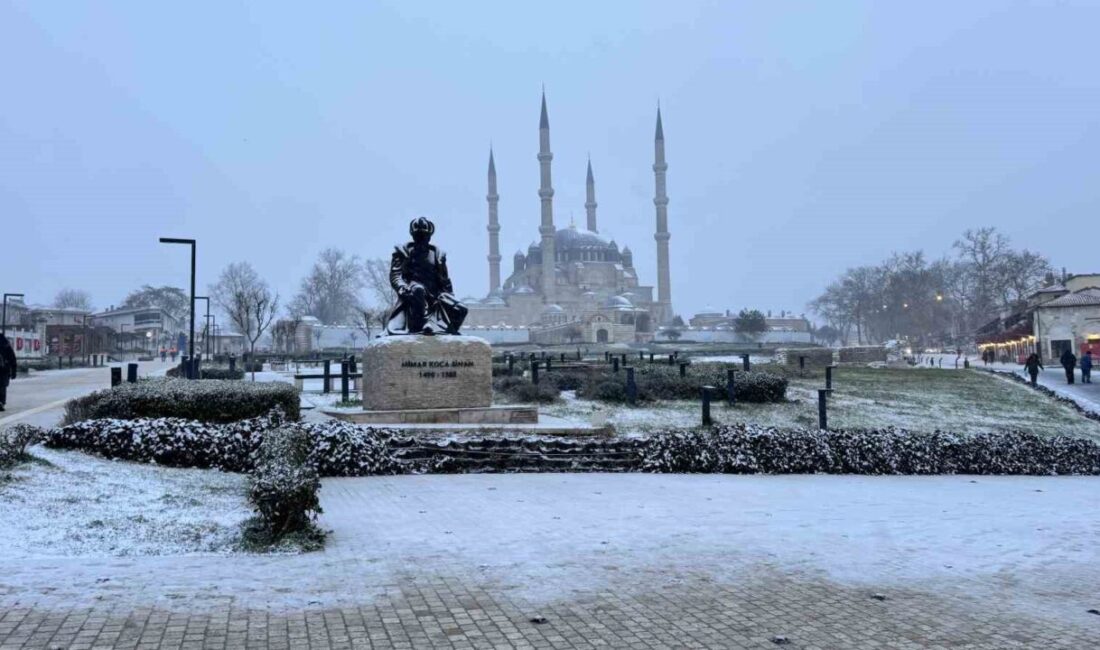 Edirne’de sabah saatlerinde başlayan kar yağışı etkisini artırarak devam ediyor.