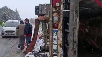 Edirne’de etkili olan kar yağışı ve fırtına nedeniyle yollar kayganlaştı.