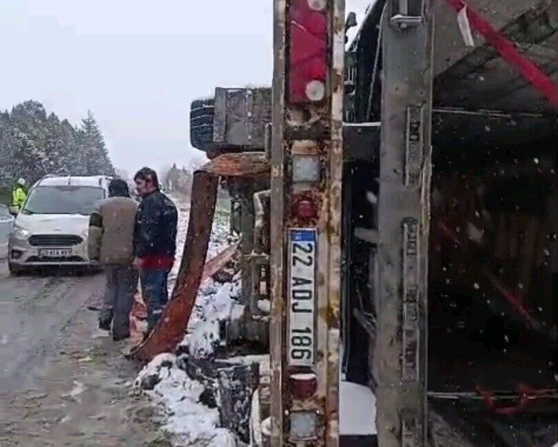 Edirne’de etkili olan kar yağışı ve fırtına nedeniyle yollar kayganlaştı.