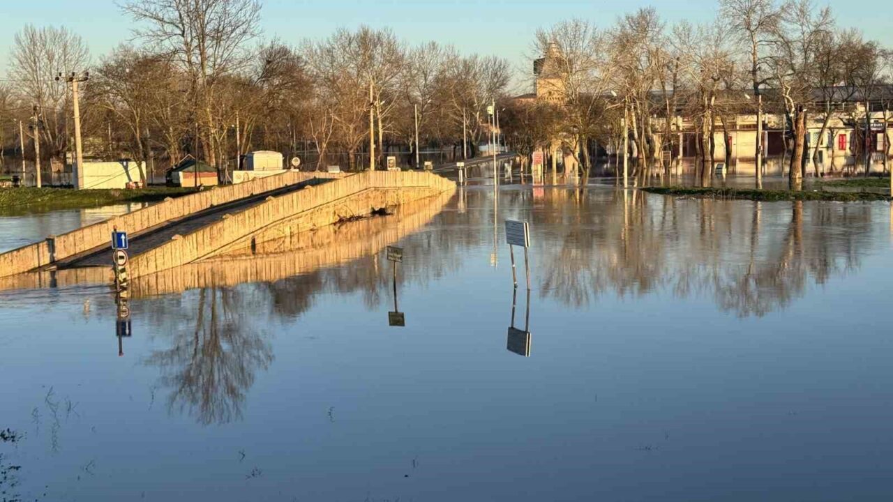 Edirne’de Tunca Nehri’nde yaşanan taşkın sonucu tarihi Sarayiçi bölgesi ve