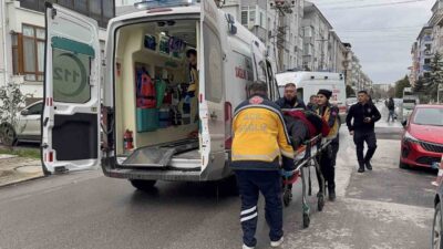 Edirne’de otomobillerin çarpışması sonucu 2 kişinın yaralandığı kaza anı, çevredeki
