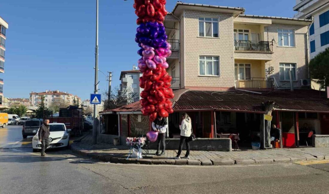 Edirne’de Sevgililer Günü’nün gelmesi, kalp şeklindeki uçan balon satıcılarının yüzünü