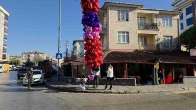 Edirne’de Sevgililer Günü’nün gelmesi, kalp şeklindeki uçan balon satıcılarının yüzünü