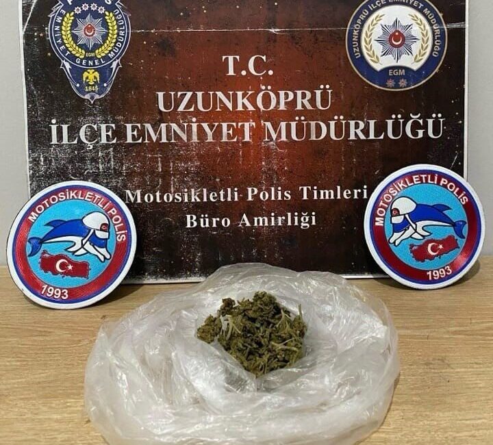 Edirne’nin Uzunköprü ilçesinde Motosikletli Polis Timleri tarafından gerçekleştirilen denetimde, şüpheli