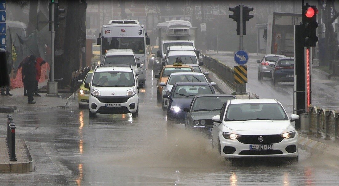 Edirne’de öğle saatlerinde hafif şekilde başlayan ve etkisini arttıran yağmur
