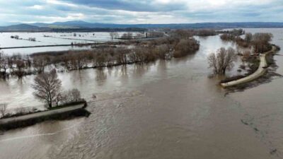 Edirne’nin Meriç ilçesine bağlı Subaşı beldesinde yaşanan taşkın tarım arazilerinde