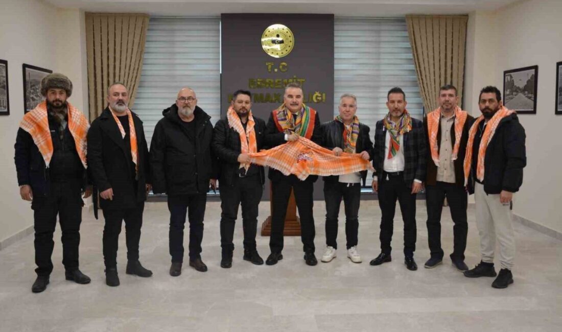 Edremit Yörükleri Kültür ve Dayanışma Derneği yönetimi, Kaymakam Odabaş’ı makamında