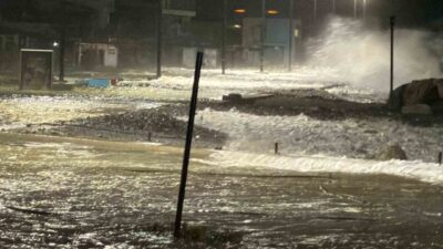 Balıkesir’in Edremit ilçesine bağlı Altınoluk sahilinde saatte 90 kilometreyi aşan