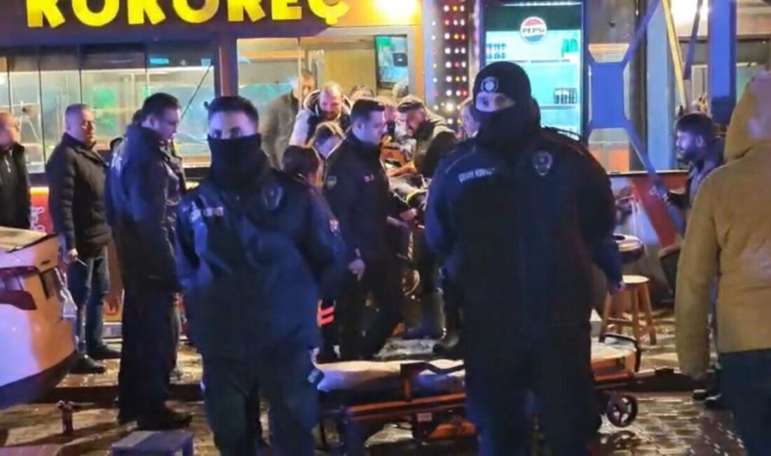 Balıkesir’in Edremit ilçesinde bir iş yerine motosikletle gelen kasklı 2