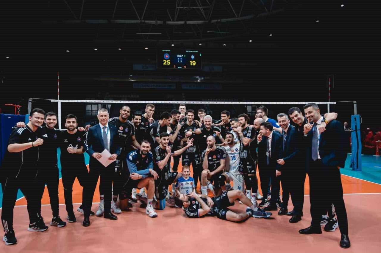 Efeler Ligi’nin 19. haftasında Halkbank, sahasında İstanbul Büyükşehir Belediyespor’u 3-0