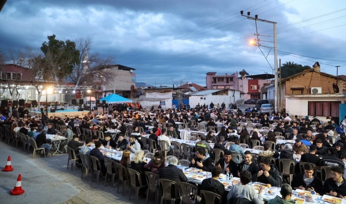 Efeler Belediyesi tarafından Işıklı Mahallesi’nde düzenlenen iftar programında yüzlerce vatandaş