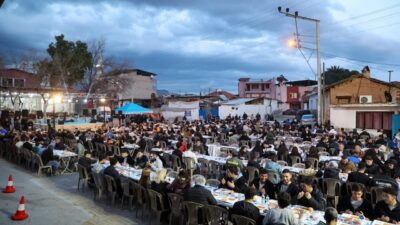 Efeler Belediyesi tarafından Işıklı Mahallesi’nde düzenlenen iftar programında yüzlerce vatandaş