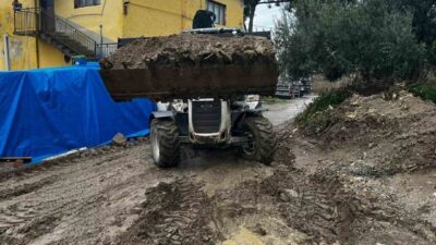 Efeler’de etkili olan yoğun sağanak yağışın ardından Belediye Başkanı Anıl