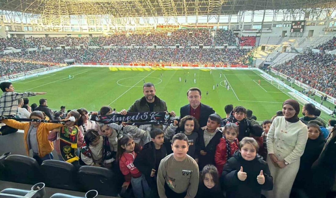 Diyarbakır’da oynanan Amed Sportif Faaliyetler-Sakaryaspor karşılaşmasında Eğil Akalan Okulu 3/B